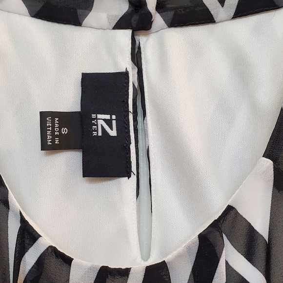 NWOT Black and White Chevron Print Blouse - Picture 3 of 8